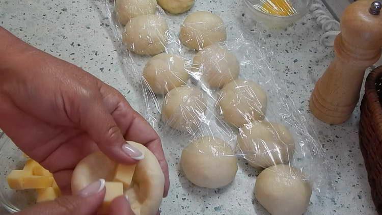 make a recess in the ball