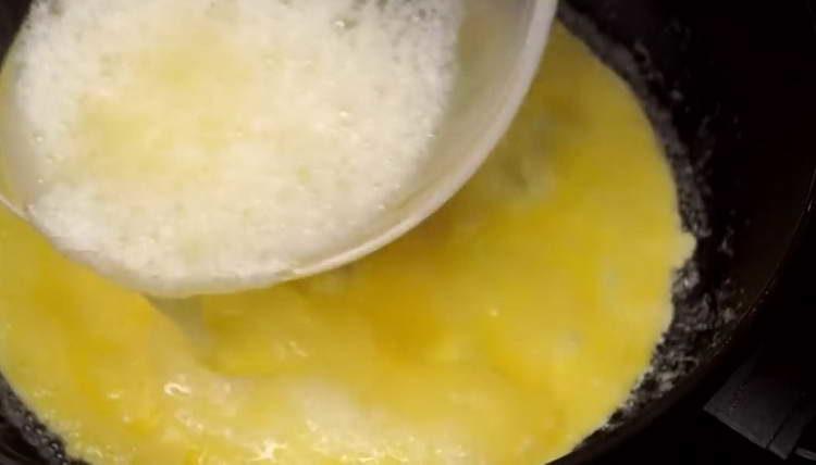 pour the squirrels into the pan