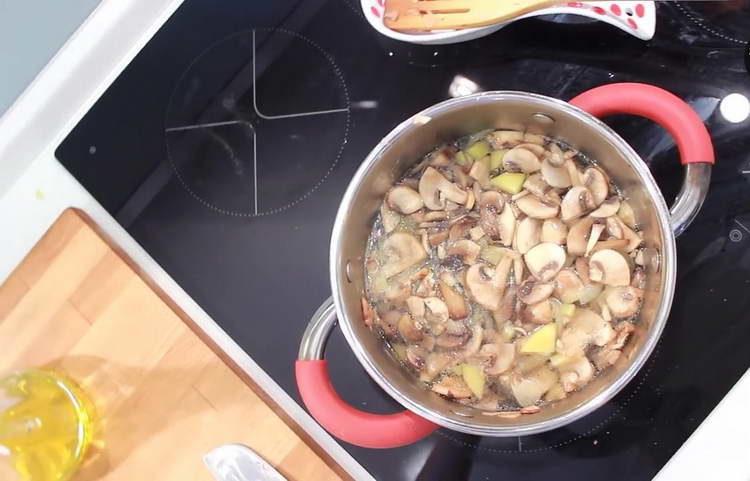 fill the soup with water