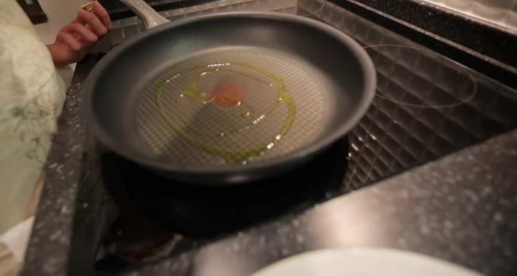 pour the pan with oil