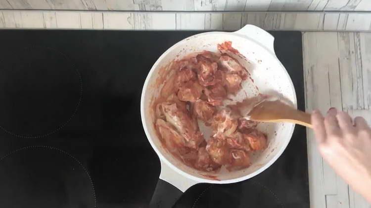 pour sour cream and tomato paste into the fillet