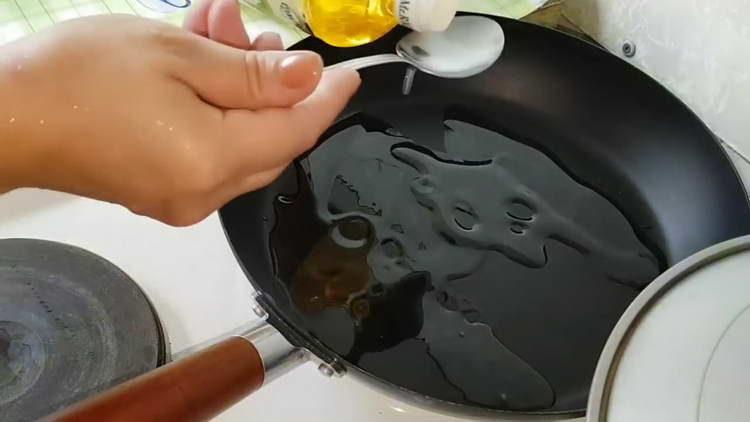 pour the oil into the pan