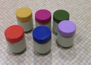 Yogurt in a yogurt maker according to a step by step recipe with a photo