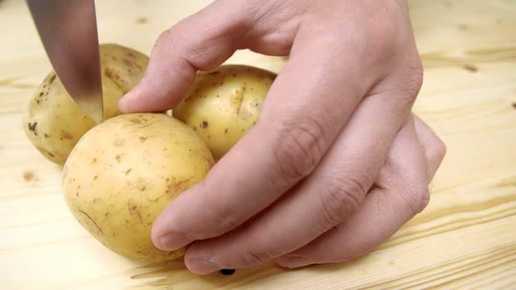 make an incision in potatoes