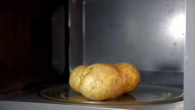 jacket potatoes in the microwave