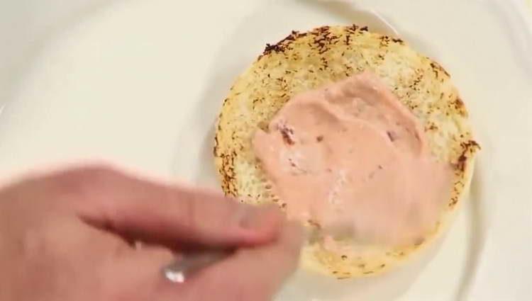 grease the bun with sauce