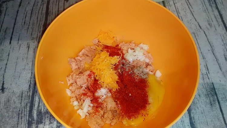 add carrots to the minced meat