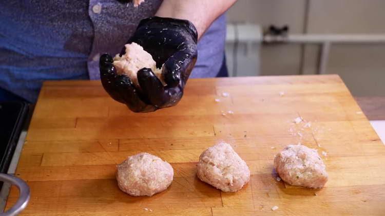 form minced meatballs