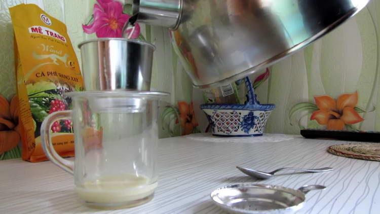 put a filter with coffee on a cup