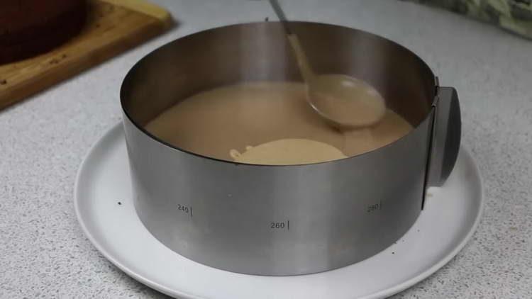 grease the cake with cream