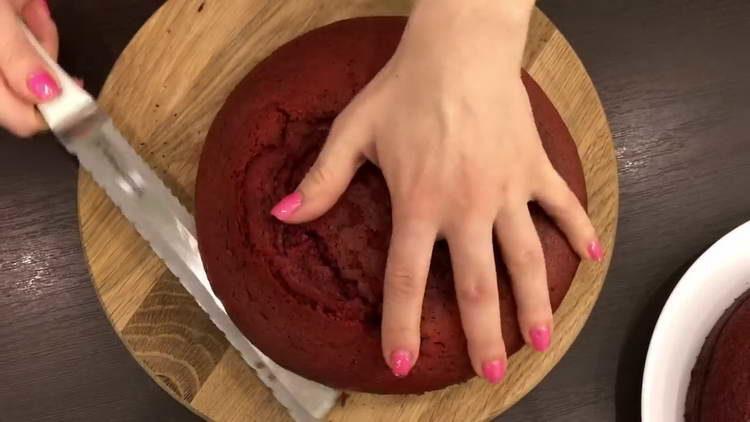 cut the top of the cakes