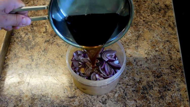 pour onion with marinade