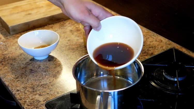 pour vinegar into the stewpan