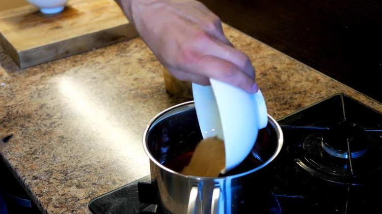 pour sugar into the stewpan