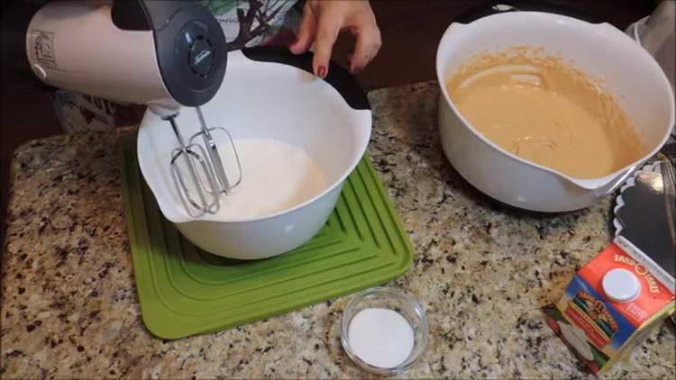 mix cream and sugar