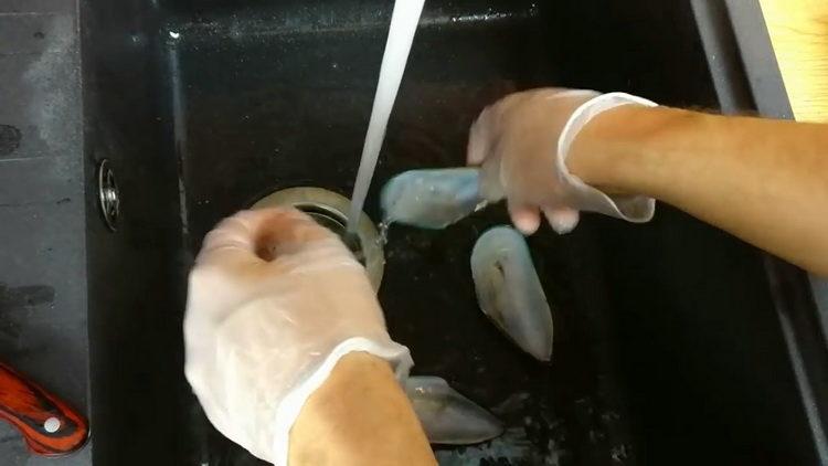 prepare the mussels