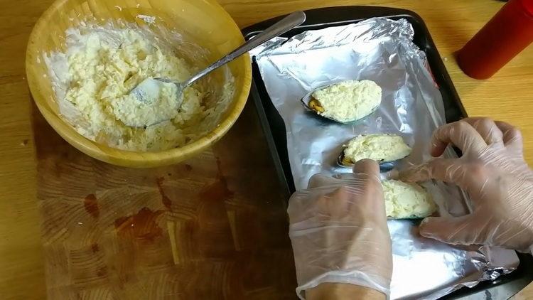 put mussels on a baking sheet