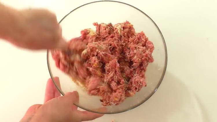 mix minced meat thoroughly