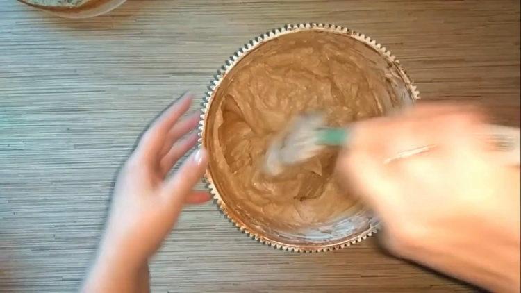 put cream on the mold