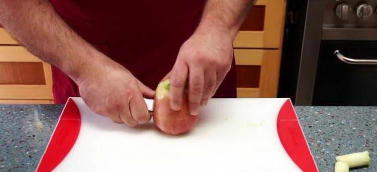 make an incision on the apple