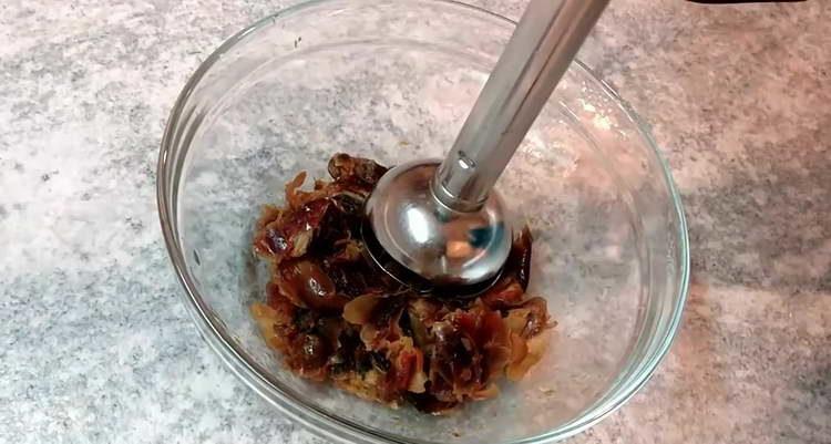 grind dates with a blender