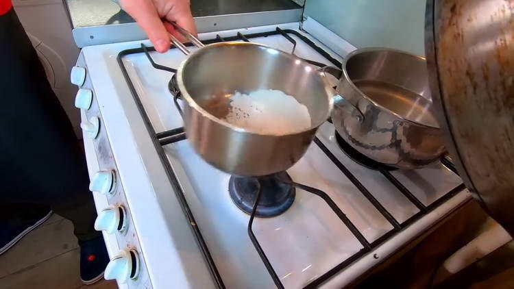 put a hundred with flour on fire