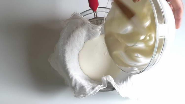 pour the cream and yogurt mixture