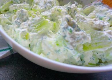 Cottage cheese with cucumbers and herbs 
