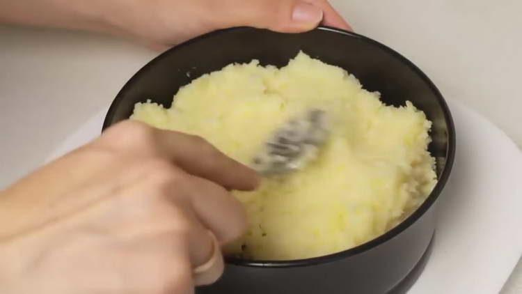 distribute cream on cake