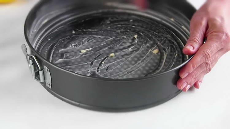 grease the baking dish with oil