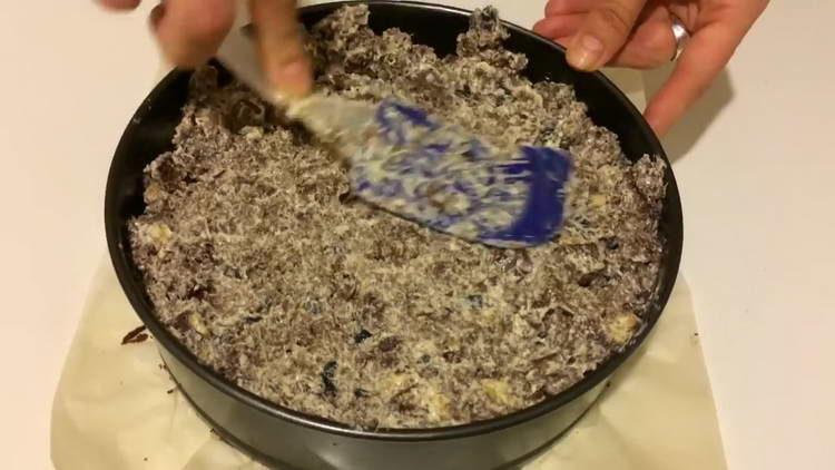 grease the cake with cream