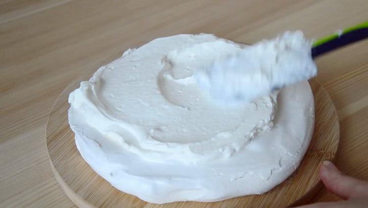 grease the cake with cream