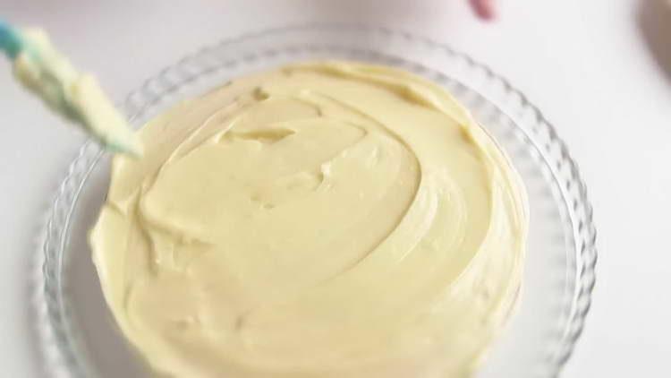 grease the cake with cream