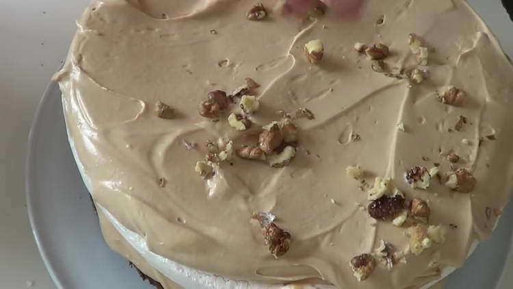 sprinkle cream with walnuts