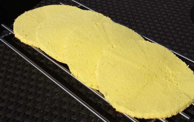 cut the sponge cake into cakes