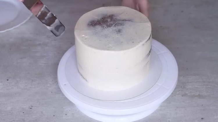 grease the cake with cream on all sides