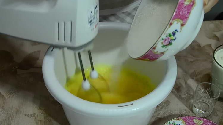 mix eggs with sugar