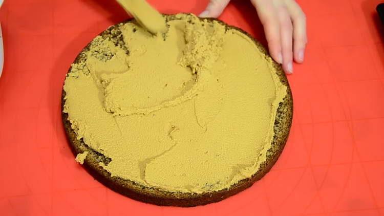 grease cakes with cream