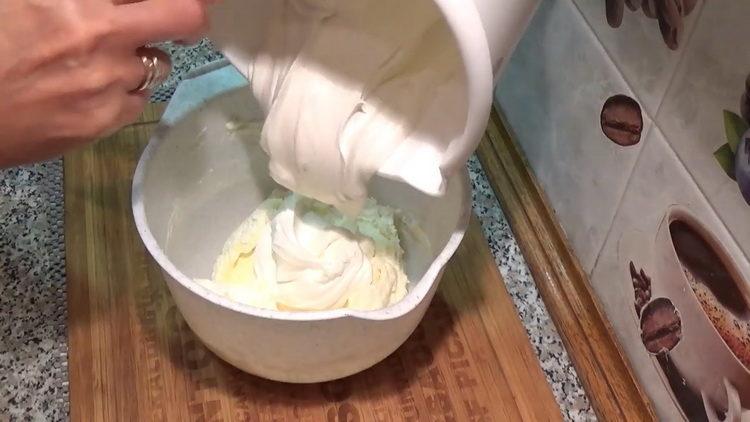 mix the ingredients for the cream