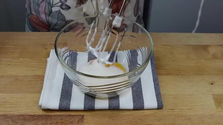 mix sugar with yolks