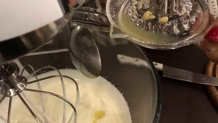 pour lemon juice into sour cream