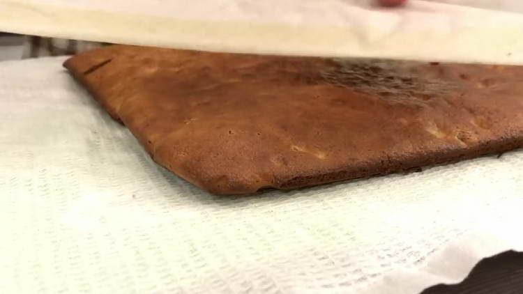 remove the paper from the cake