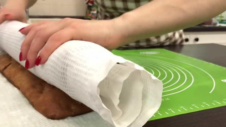 wrap the cake in the roll