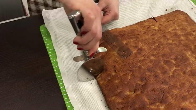 make cuts on the cake