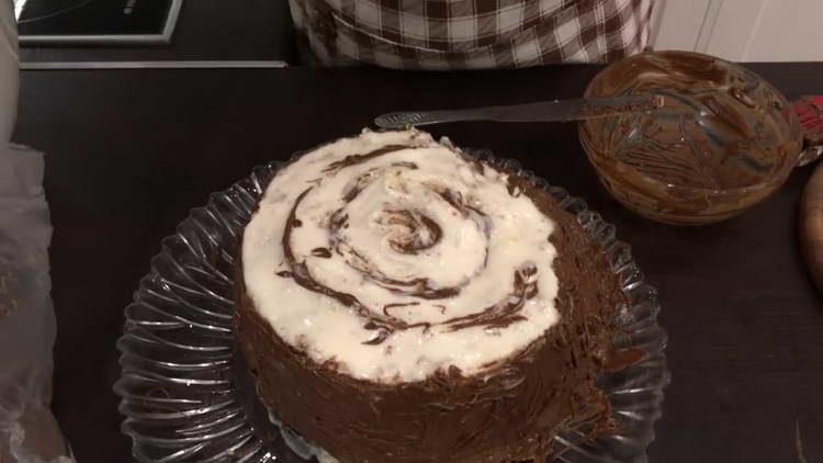 draw on top of the cake